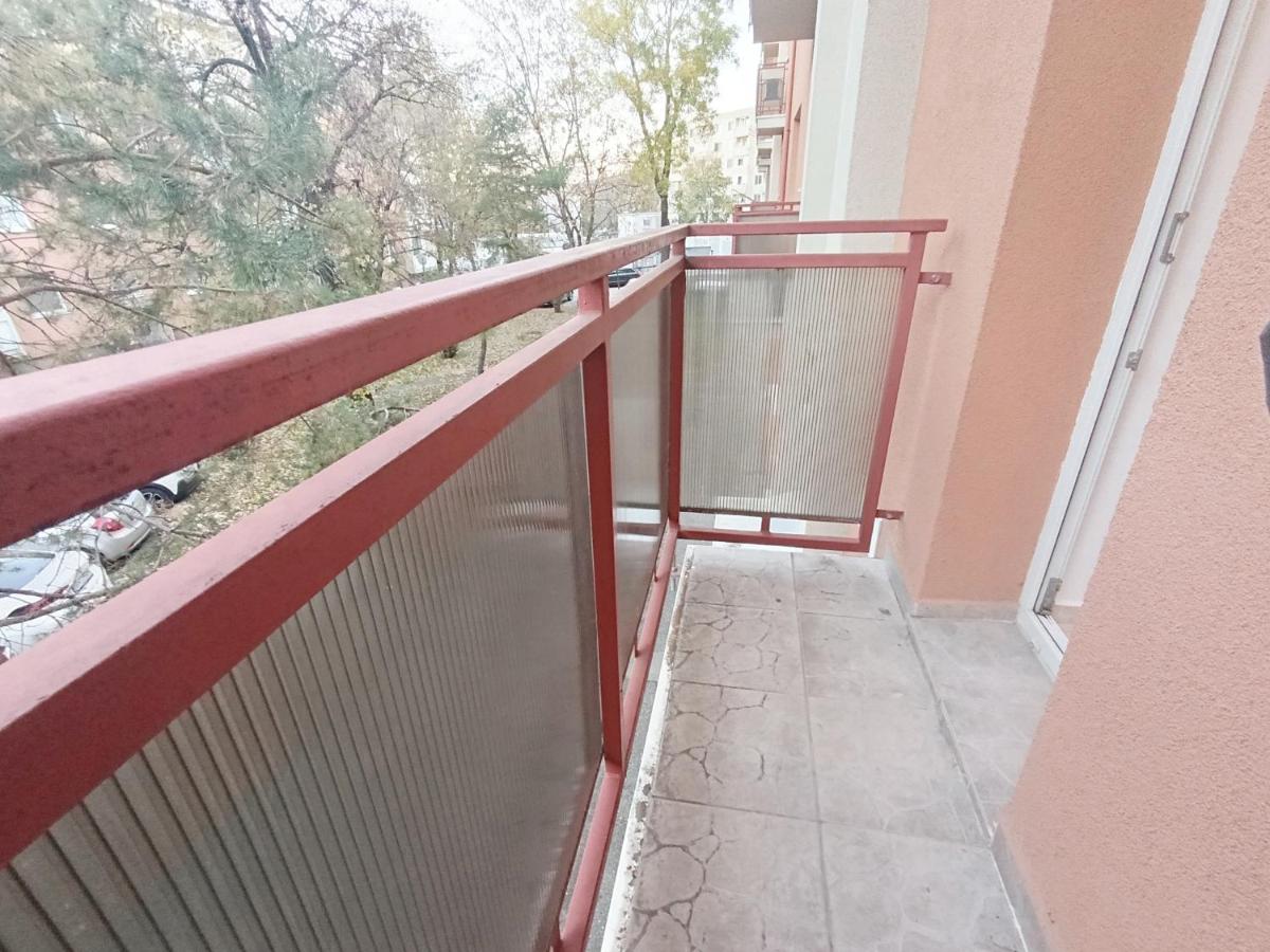 City centre flat with two balconies and free on-street parking - B&B