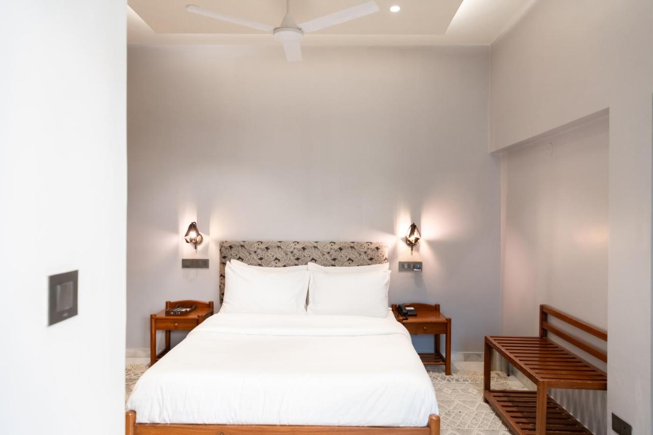 Habitación con cama grande y balcón