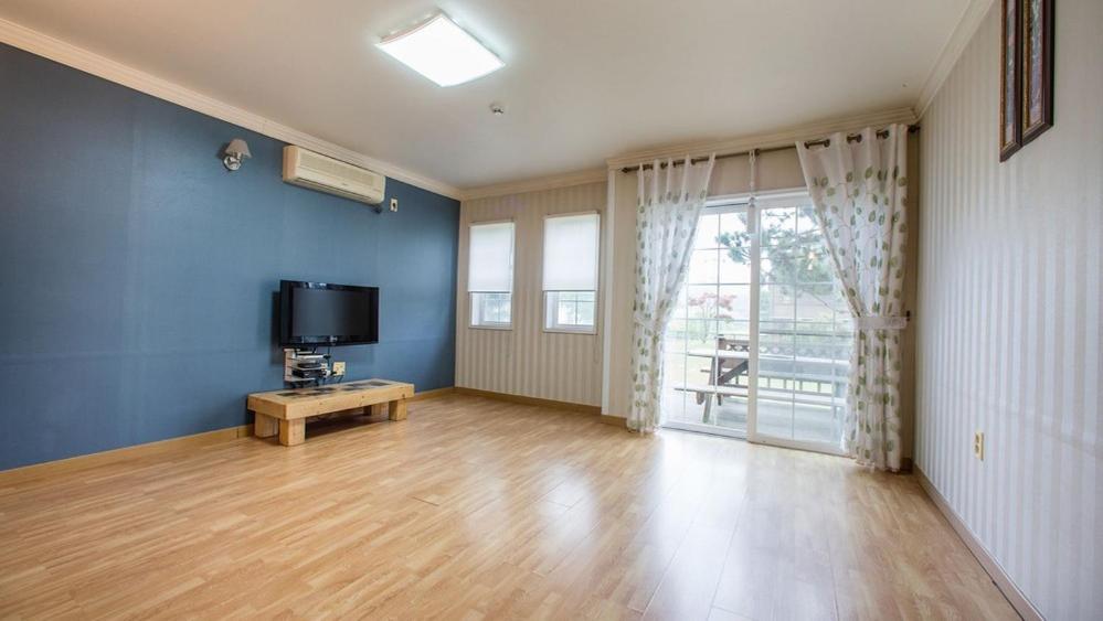 Family Room 9