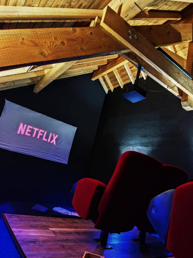 LE COCON l'unique expérience Cinéma room de la Grange Savoyarde 1km du Lac d'Annecy - B&B