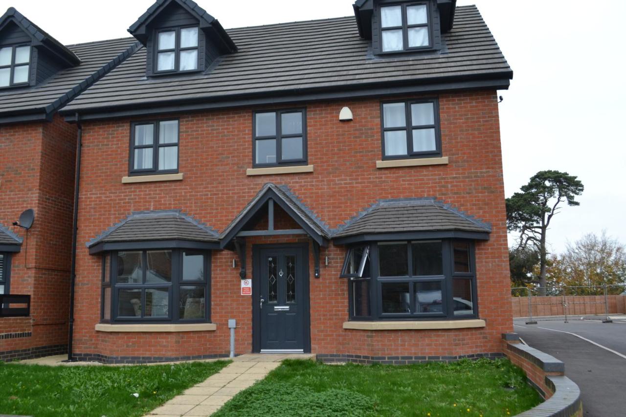 Fort House 6 Large Private Bedrooms with 7 beds, close to NEC, JLR, City Centre - B&B