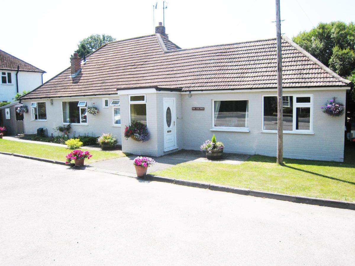 Oak Tree Lodge & Holiday Parking - Bed and Breakfast Burstow