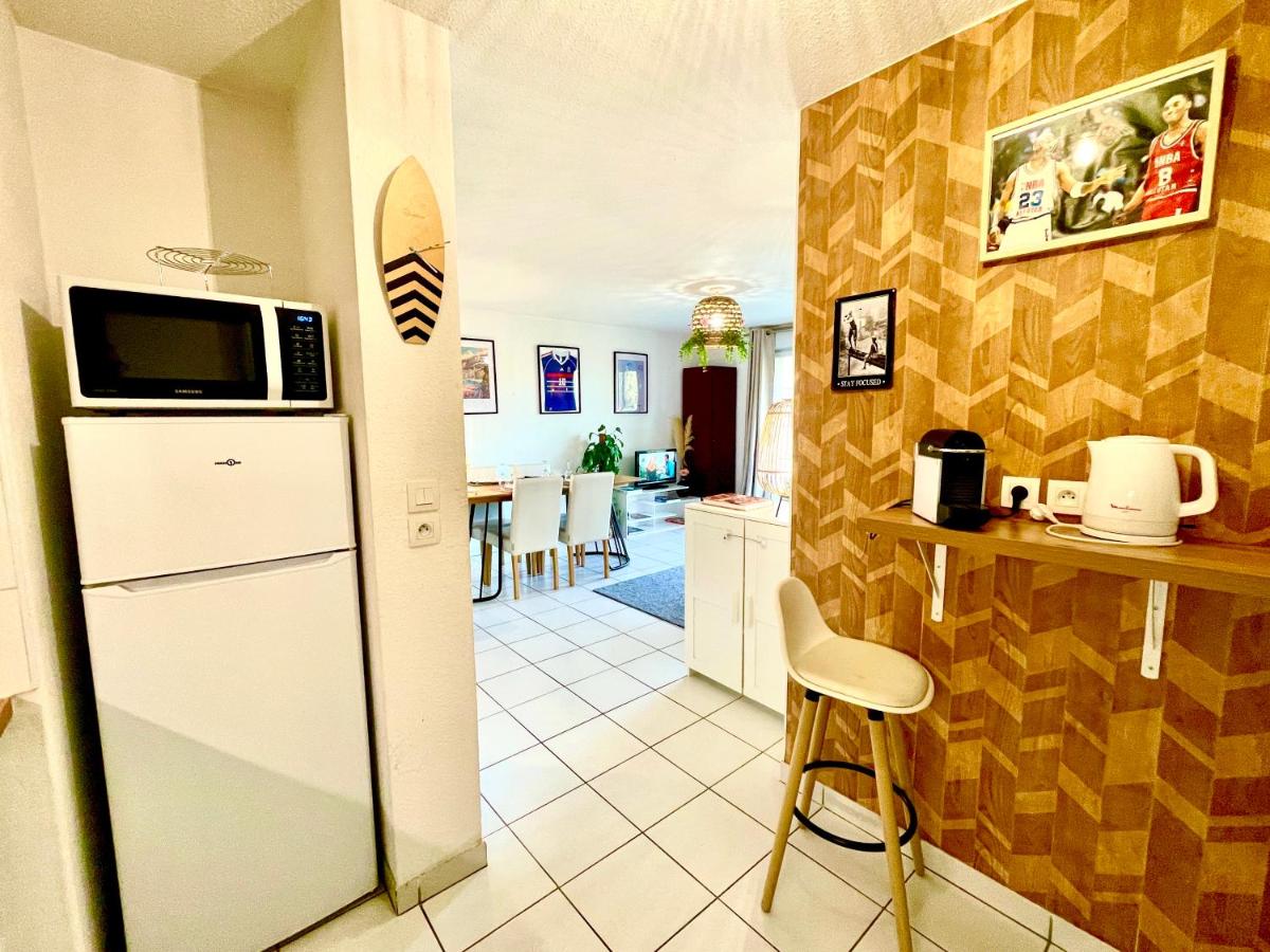 Bel Appartement T3 de 60m2 avec Parking, Terrasse, proche du Métro et du Périph - Bed and Breakfast
