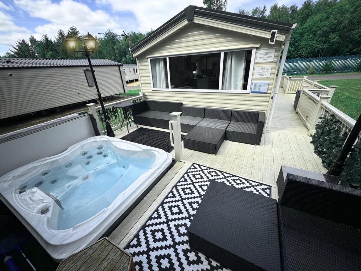 Lovely Private Hot Tub Cabin with Free Golf - B&B