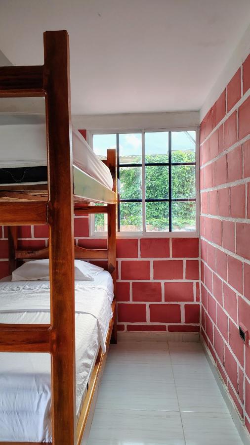 Cama en habitación compartida femenina de 6 camas