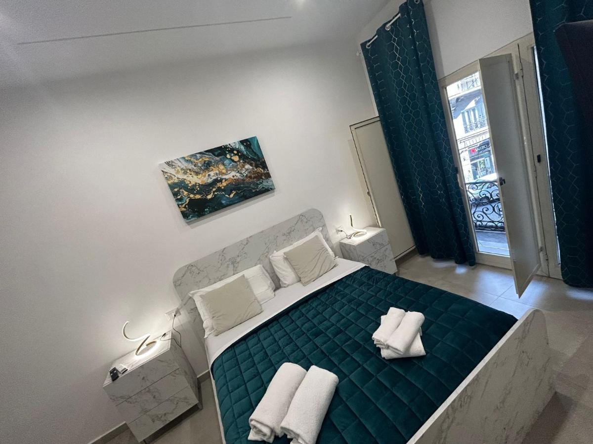 Zimmer mit Queensize-Bett und Balkon