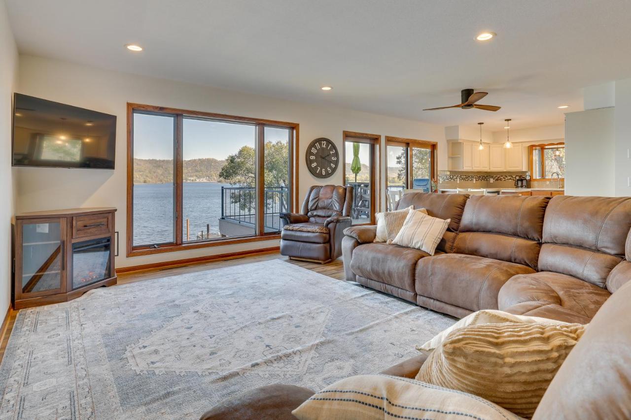 Dock and Views Waterfront Home in Wabasha! - B&B