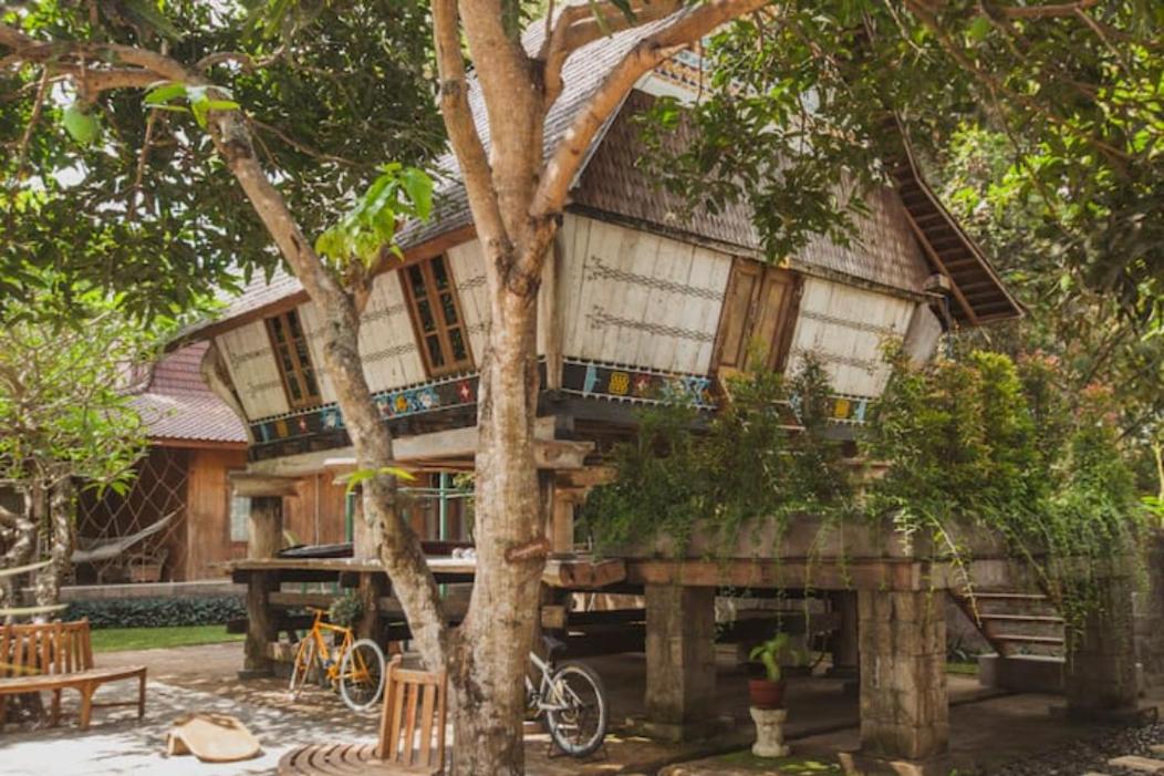 Suite con cama grande y vistas a la piscina
