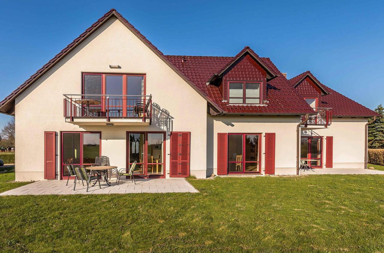 Ferienwohnung Storchenhorst - gemütliches Apartment mit Kamin - Bed and Breakfast Göhren-Lebbin