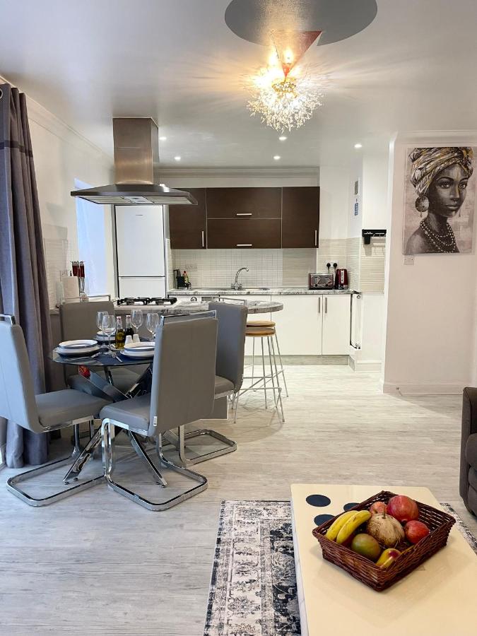 Stylish Madison Apartment - B&B Dagenham