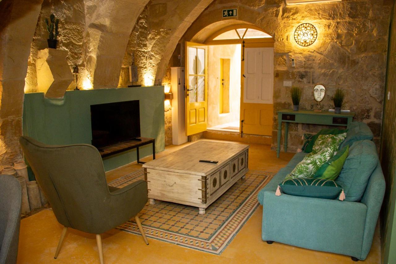 Unique Village Hideaway - B&B