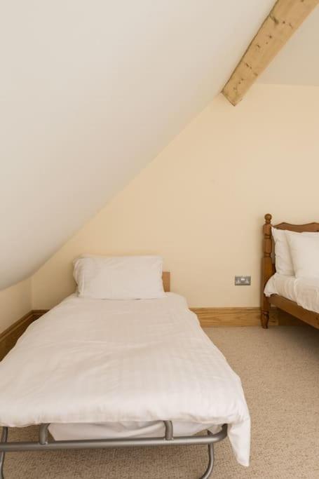 Broadway Farm Holiday Barn with hot tub - Chambres d’hôtes Swansea