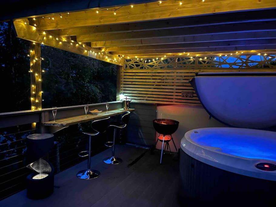 Ty Gardd - Luxury lodge with covered hot tub - Chambres d’hôtes Usk
