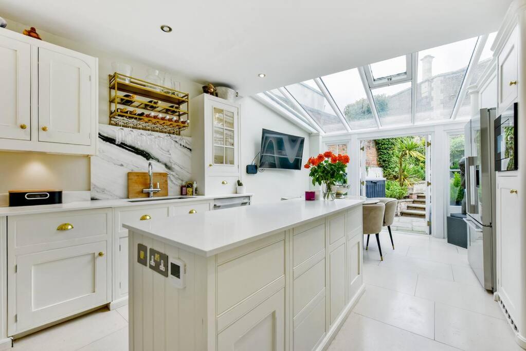 Chic 3-Bed Townhouse,2 Mins to Windsor's Long Walk - B&B