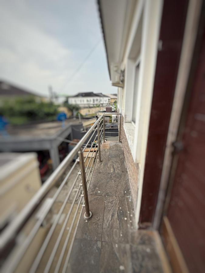 Balcony Teal Snug Open-Plan Studio Unit in Lekki Phase 1-Netflix, Wi-Fi, 24-7 Light, Washer, Kitchen - B&B Lagos