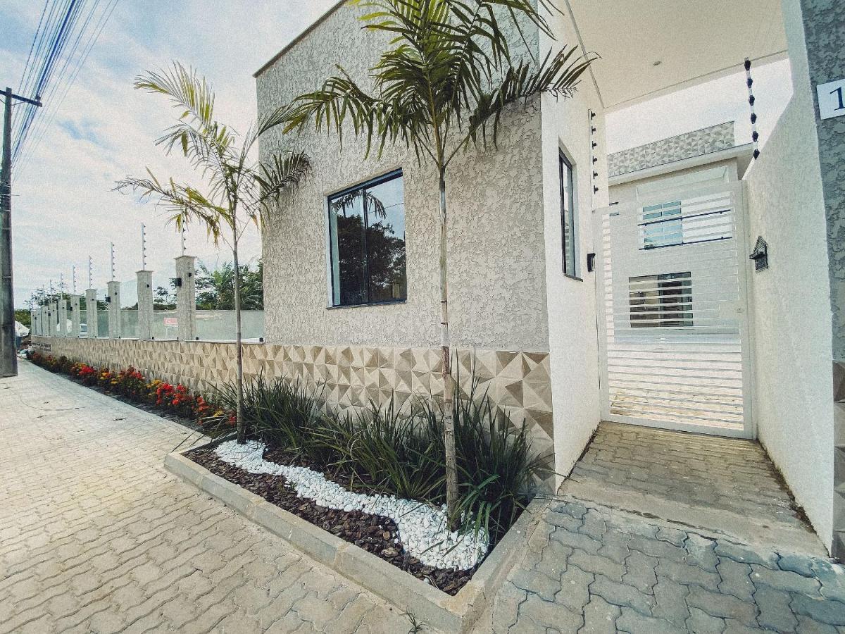 Casas Duplex todas com 3 suiítes ambas com ar condicionado, varanda, internet e churrasqueira privativa no Residencial Jardins de Taperpuã 2 codomínio a poucos metros da Praia de Taperapuã, com piscina e área gourmet. - B&B Porto Seguro