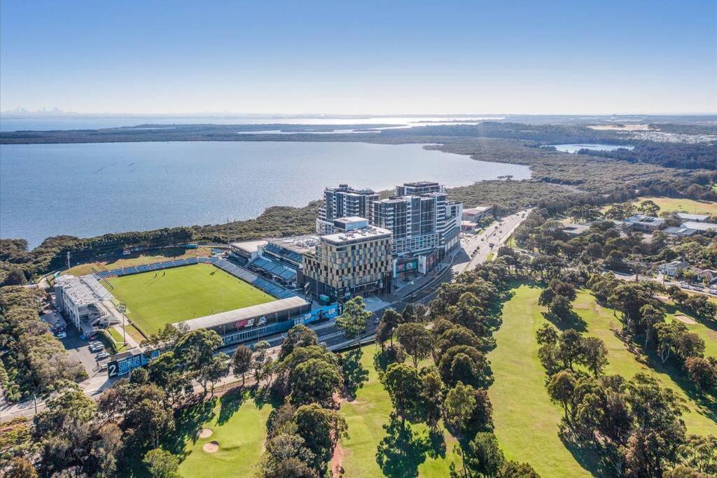 Modern 2BR with Balcony, Pool & Parking - Bed and Breakfast