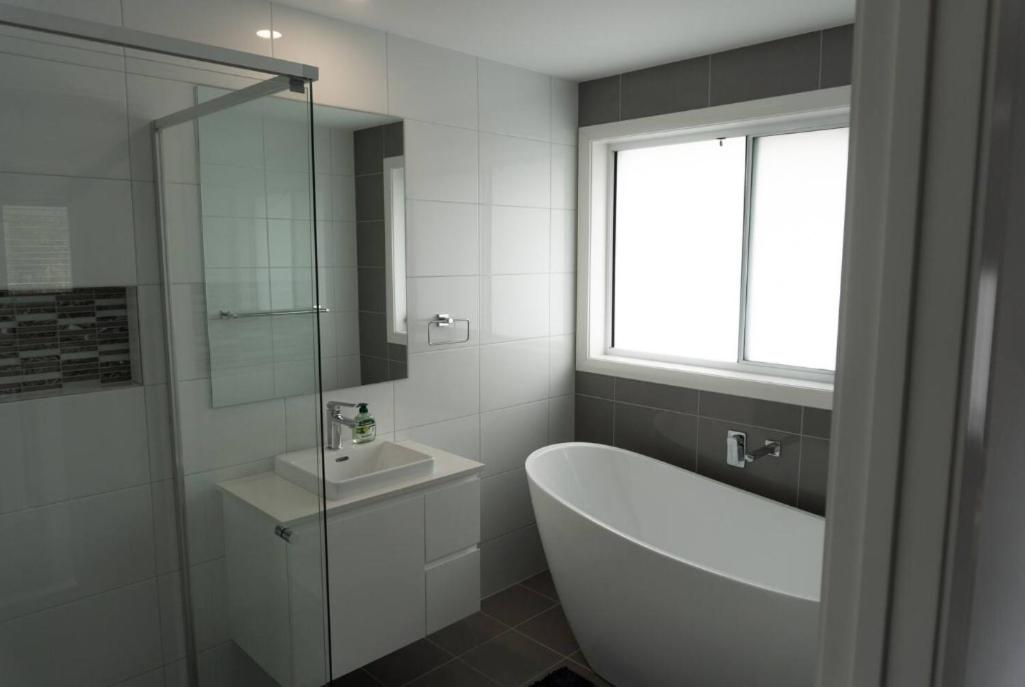 Luxury 4 Bedroom Home - Sleeps 10 Guests - Bed and Breakfast Gledswood Hills