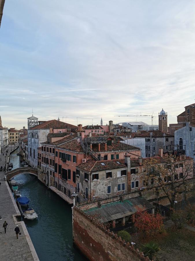 Large Three-bedroom Apartment with Canal View in Cannaregio - B&B Venezia