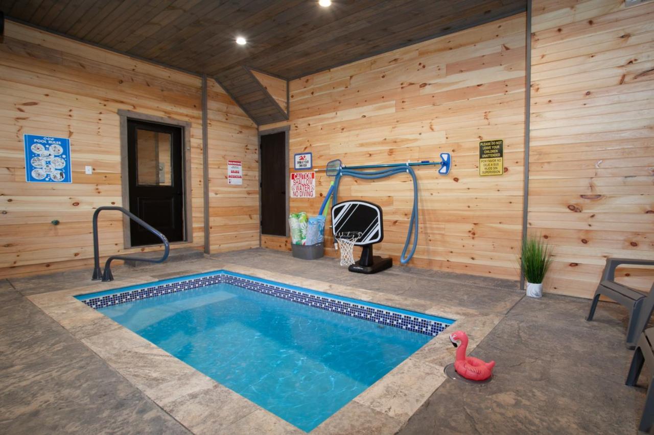 Mountain Haven Hot Tub Arcade Theater Room - B&B Sevierville