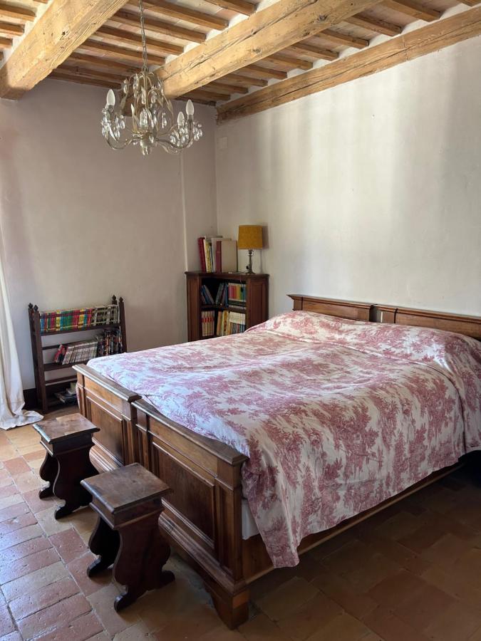 Habitación con cama extragrande.