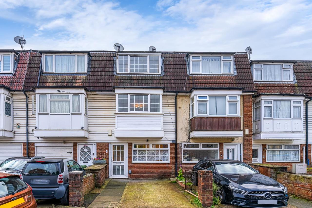 Wilkinsons Home-Free parking, Perfect For Contractors & Weekend getaways, Near London City Airport & Excel - B&B