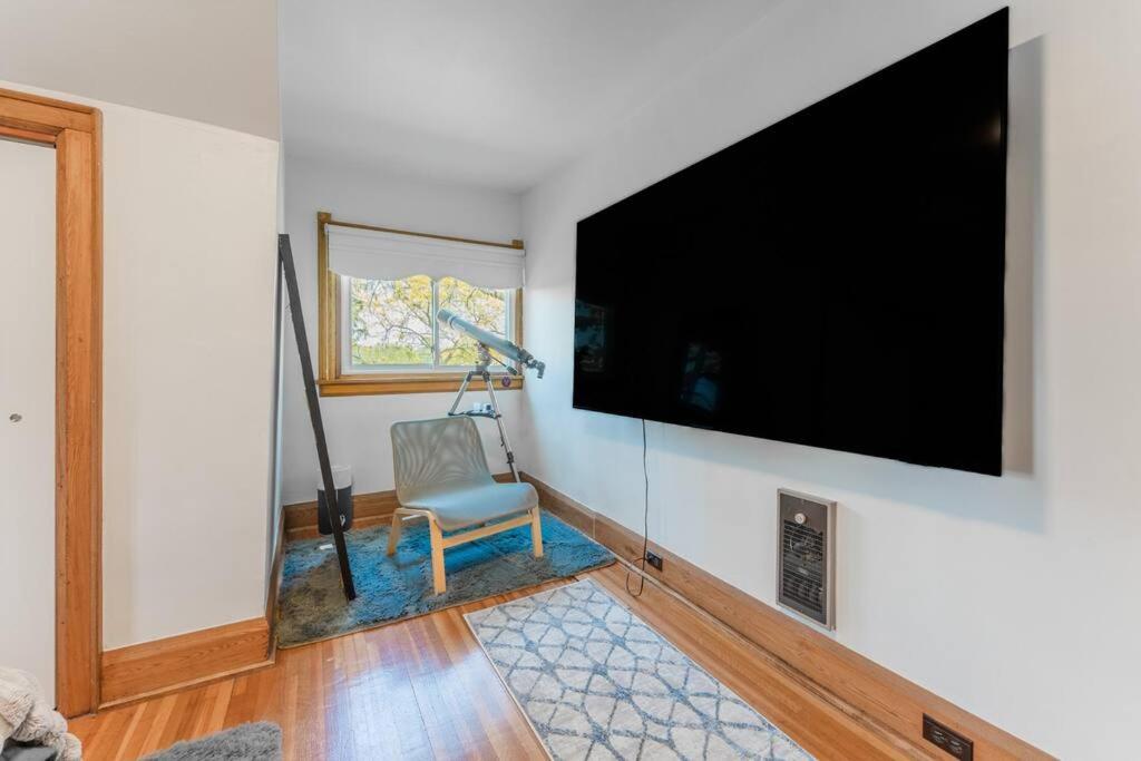 Luxury Hillside Farmhouse on The Bay of Quinte - B&B Belleville