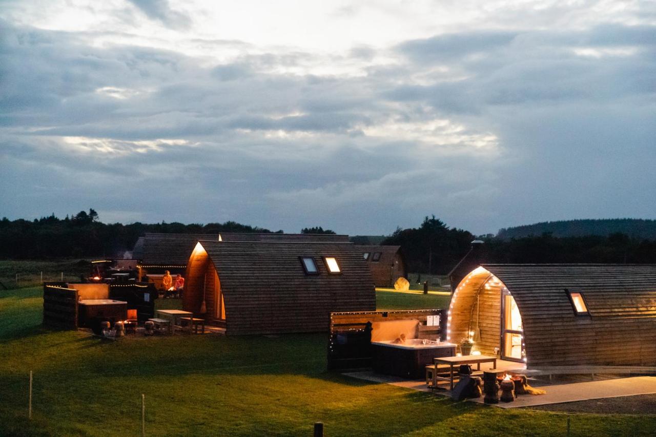 Superior Large Stepless Cabin With Hot Tub