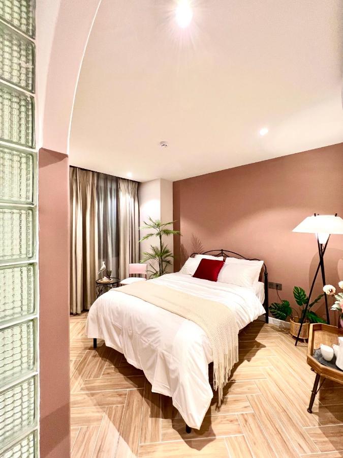 Zimmer mit Queensize-Bett und Gartenblick