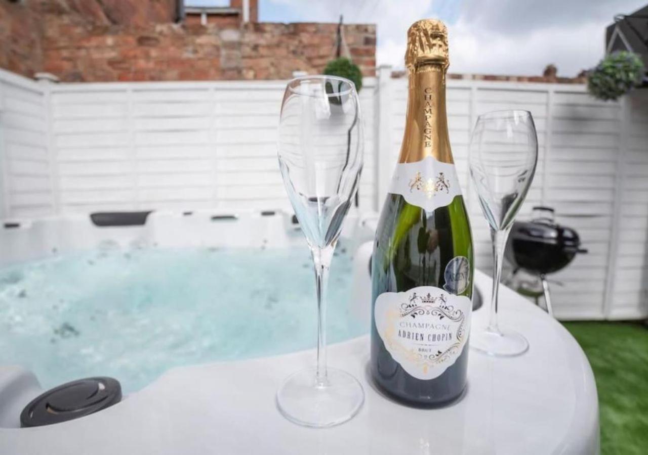 Amberley House - with Hot Tub + Free Parking - B&B