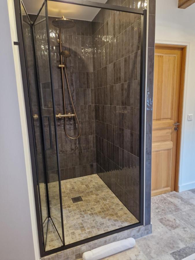 Room 7: Air-conditioned Deluxe Suite with Shower and Bath