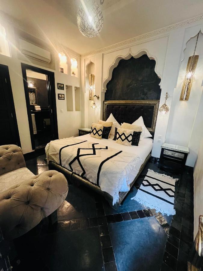 Zimmer mit Kingsize-Bett