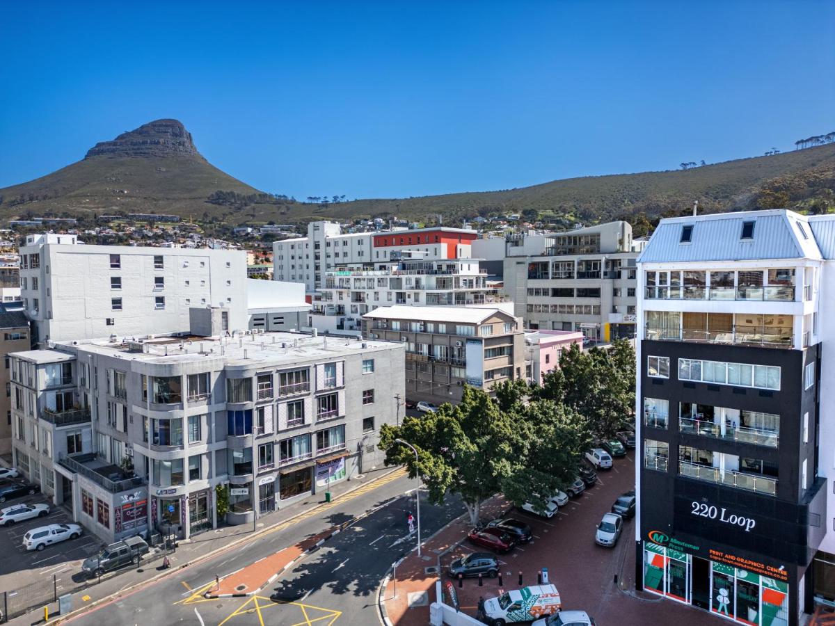 CBD Loft with Mountain View, Balcony, Aircon, Parking - B&B Città del Capo