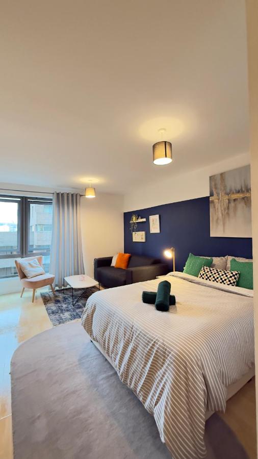 Modern spacious Studio opposite station II - B&B Londra