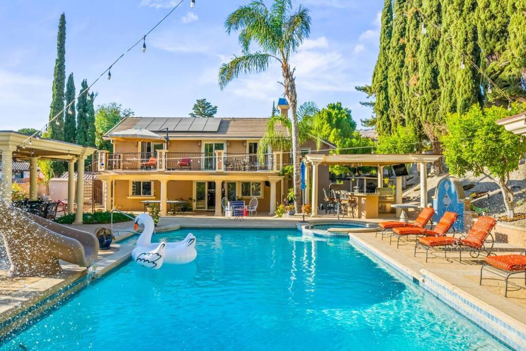 Resort Home with Games, Slide, Oasis - Chambres d’hôtes Los Angeles