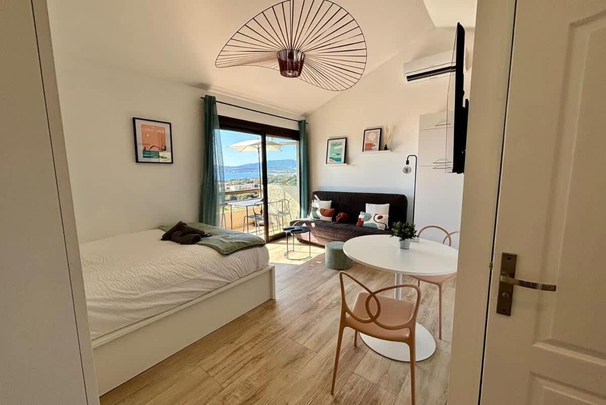 Studio Vue Mer à Porticcio Piscine et Parking - Chambres d’hôtes