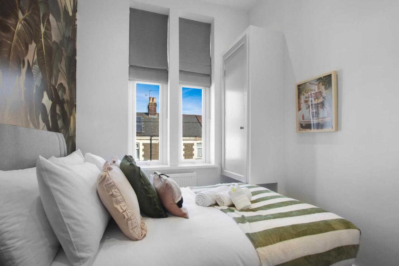 Stadium View Apartments #4 - Spacious & Modern 2 Bed Flat - Bed and Breakfast
