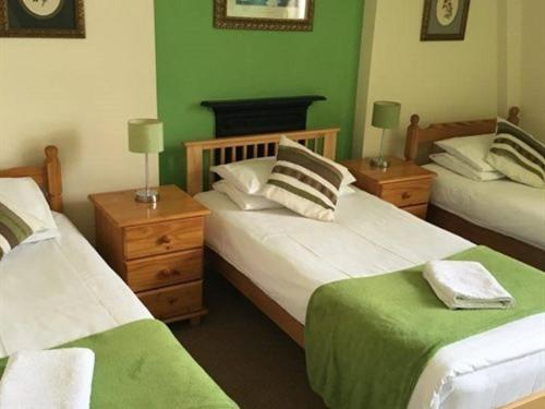 Dreibettzimmer mit Dusche