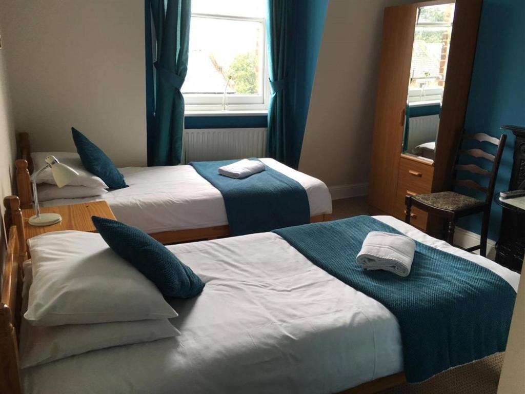 Zweibettzimmer mit Dusche