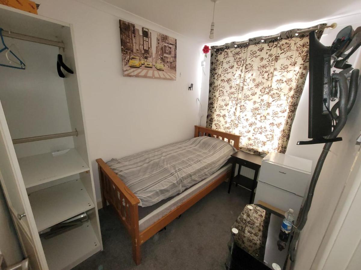 Eenpersoonskamer met Gedeelde Badkamer en Toilet