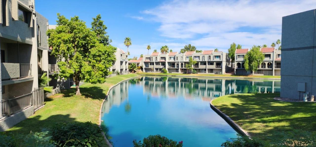 Gated Dobson Ranch townhouse, balcony, golf views - Bed and Breakfast