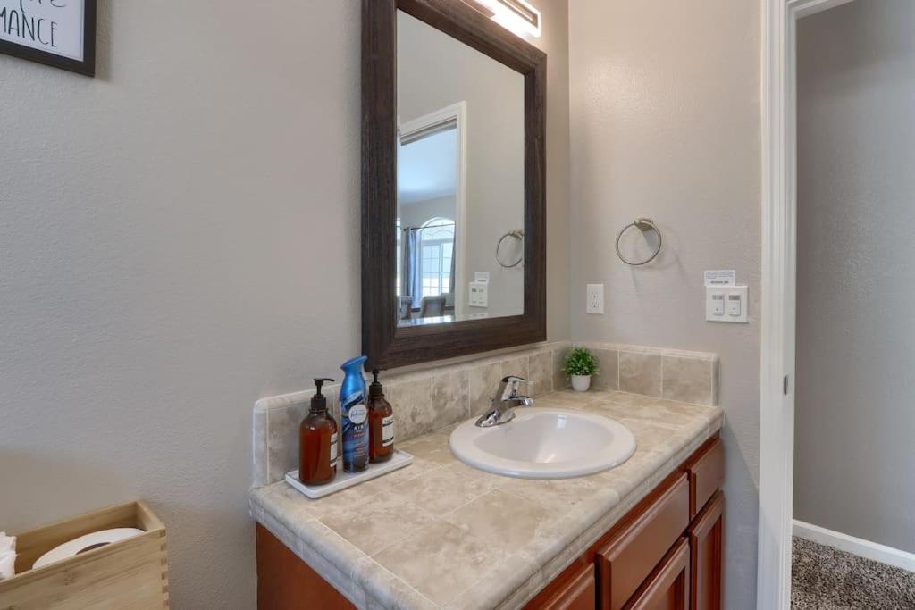 Yosemite Hilltop Gated Villa near Oakhurst, Bass Lake and Mariposa w EVCharger Hottub Grill and Awesome Views! - B&B