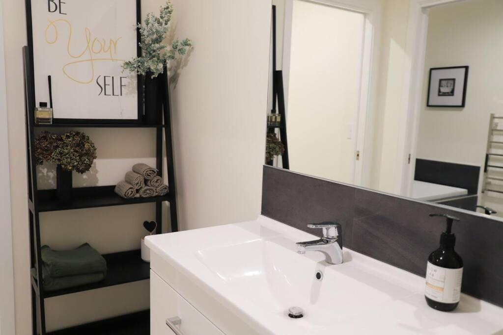 Black Pearl-4 bedroom brand new designer house - B&B Prebbleton