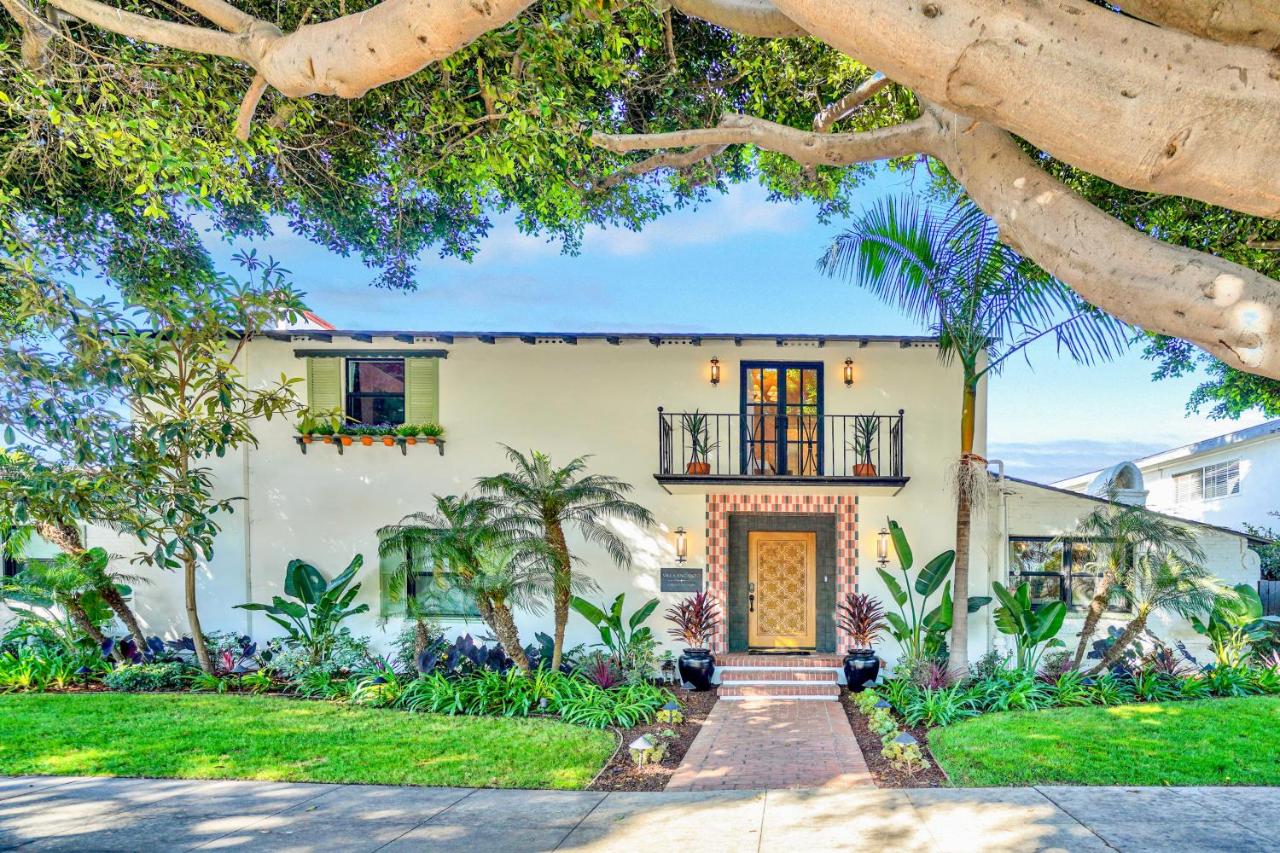 Villa Encanto- LUXE Spanish Villa with 6 KING Bedrooms, Courtyard and New Game Room - B&B