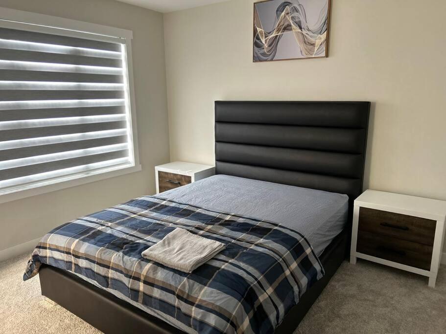Stylish 3 bedroom home in Regina - Ferienwohnung Regina