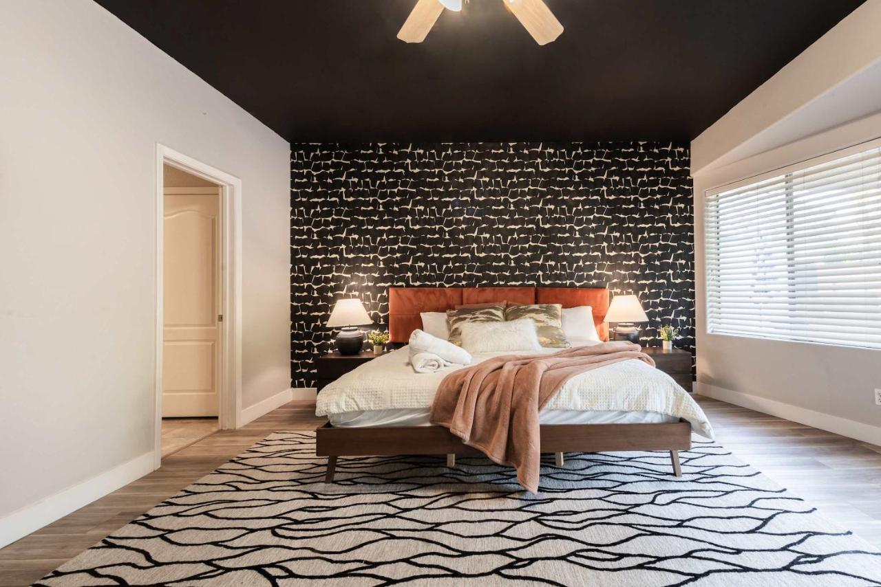 Scottsdale Paradise Poolside with Hot Tub & Gym - B&B Phoenix