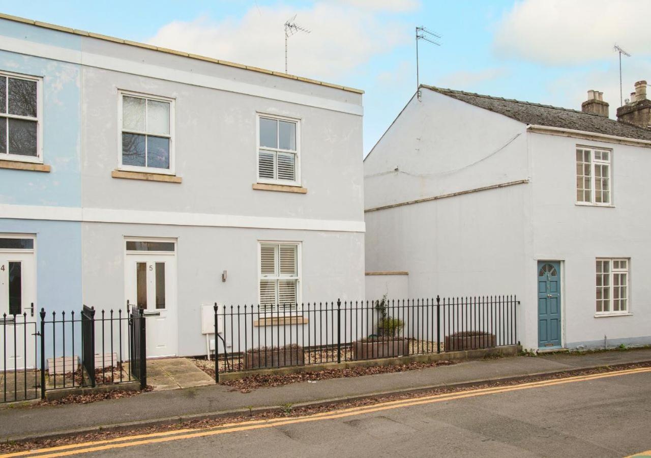 Stunning 2 Bed with Private Patio and Free Parking - B&B Cheltenham