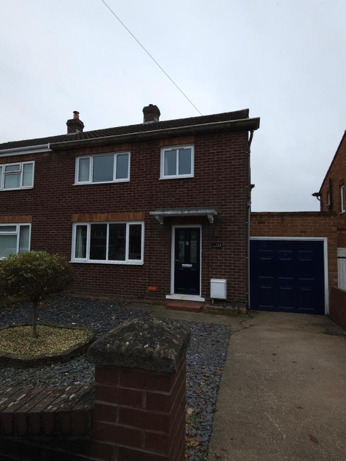 MODERN 3 BEDROOM PROPERTY WITH FREE DRIVEWAY PARKING by SHIRE STAYS - B&B