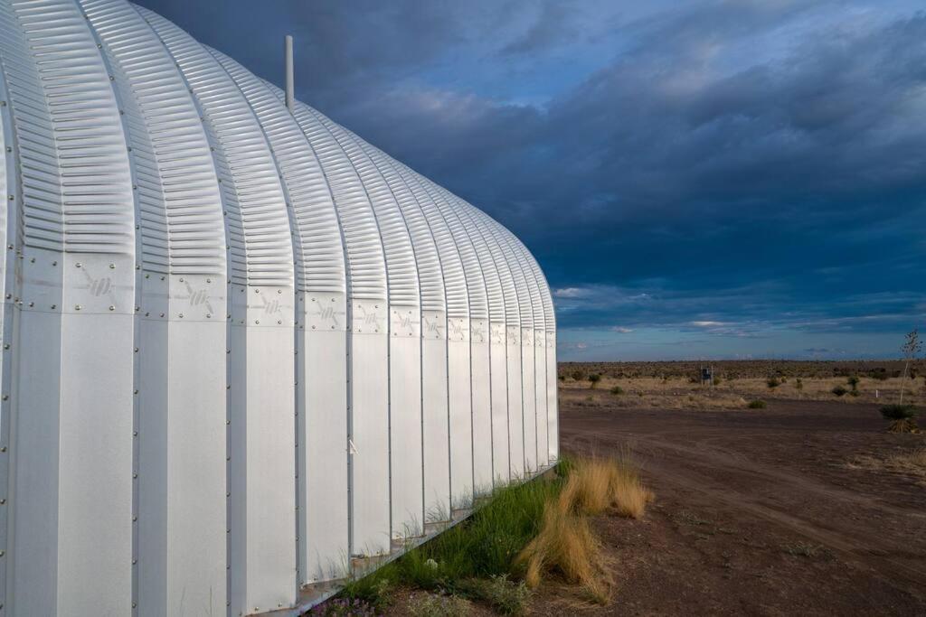 Desert Sky - Modern Oasis on 5 Acres in Marfa - B&B