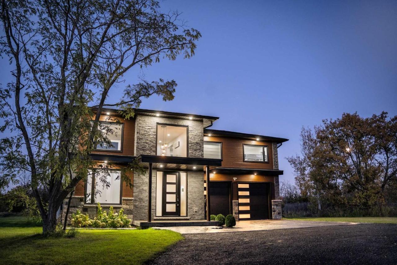 Riverfront Retreat Modern Home w Sauna and Hot Tub - Bed and Breakfast Campbellford